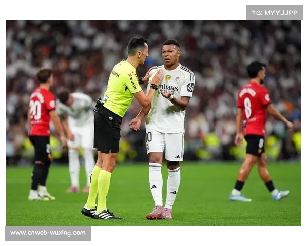 姆巴佩进球后与居莱尔拥抱，法国前锋超越亨利生涯进球纪录